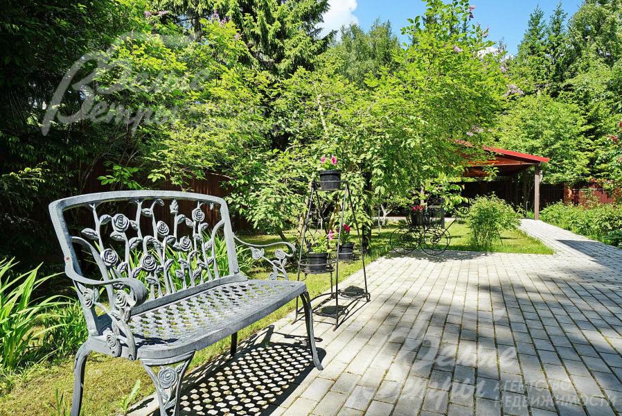 На участке растут около 50 взрослых елей, 3 липы, Из плодовых деревьев: яблони, вишни, сливы. Большое количество декоративных и ягодных кустов. 			
