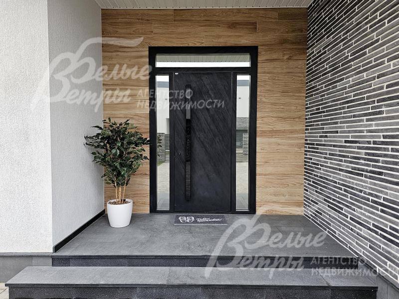 Установлена широкая стальная входная дверь с терморазрывом и с электрическим замком