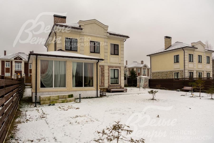 Застеклённая тёплая терраса — отличное место для спокойного отдыха в любую погоду