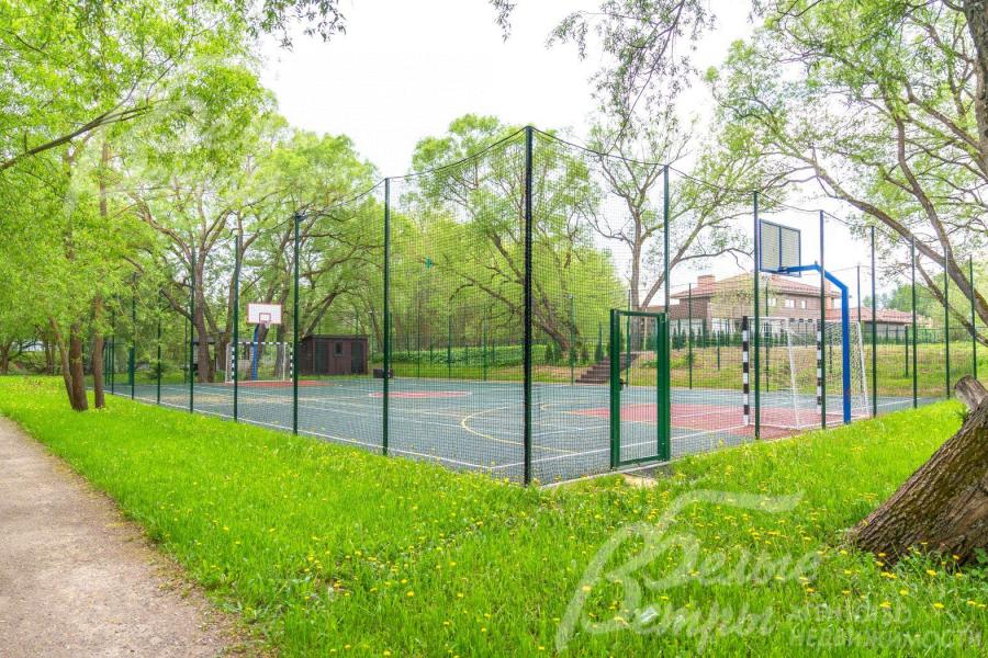 Спортивная площадка для различных игр на территории поселка. 