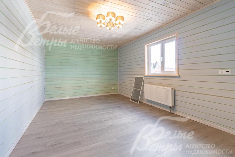 На стенах евровагонка шириной 13 см, на полу ламинат