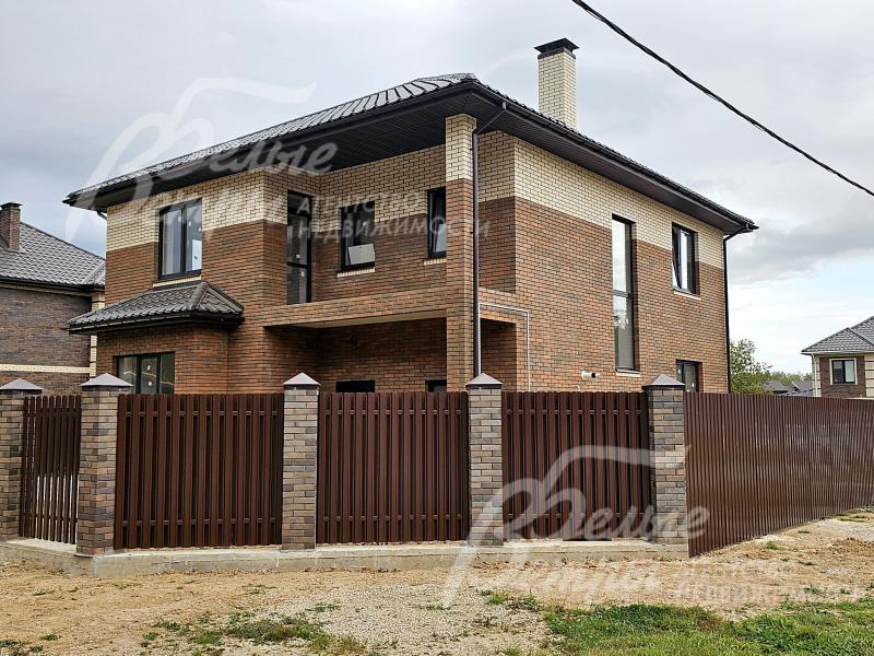 Участок расположен в охраняемом коттеджном посёлке, окружённом лесным массивом и озёрами