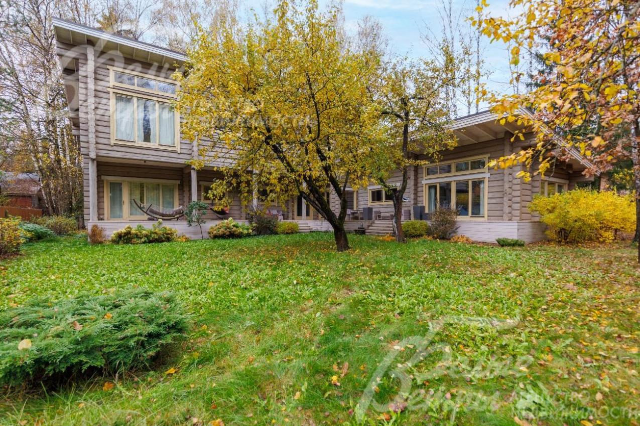 Дом из лафета карельской сосны 400 кв.м на благоустроенном участке 15 соток