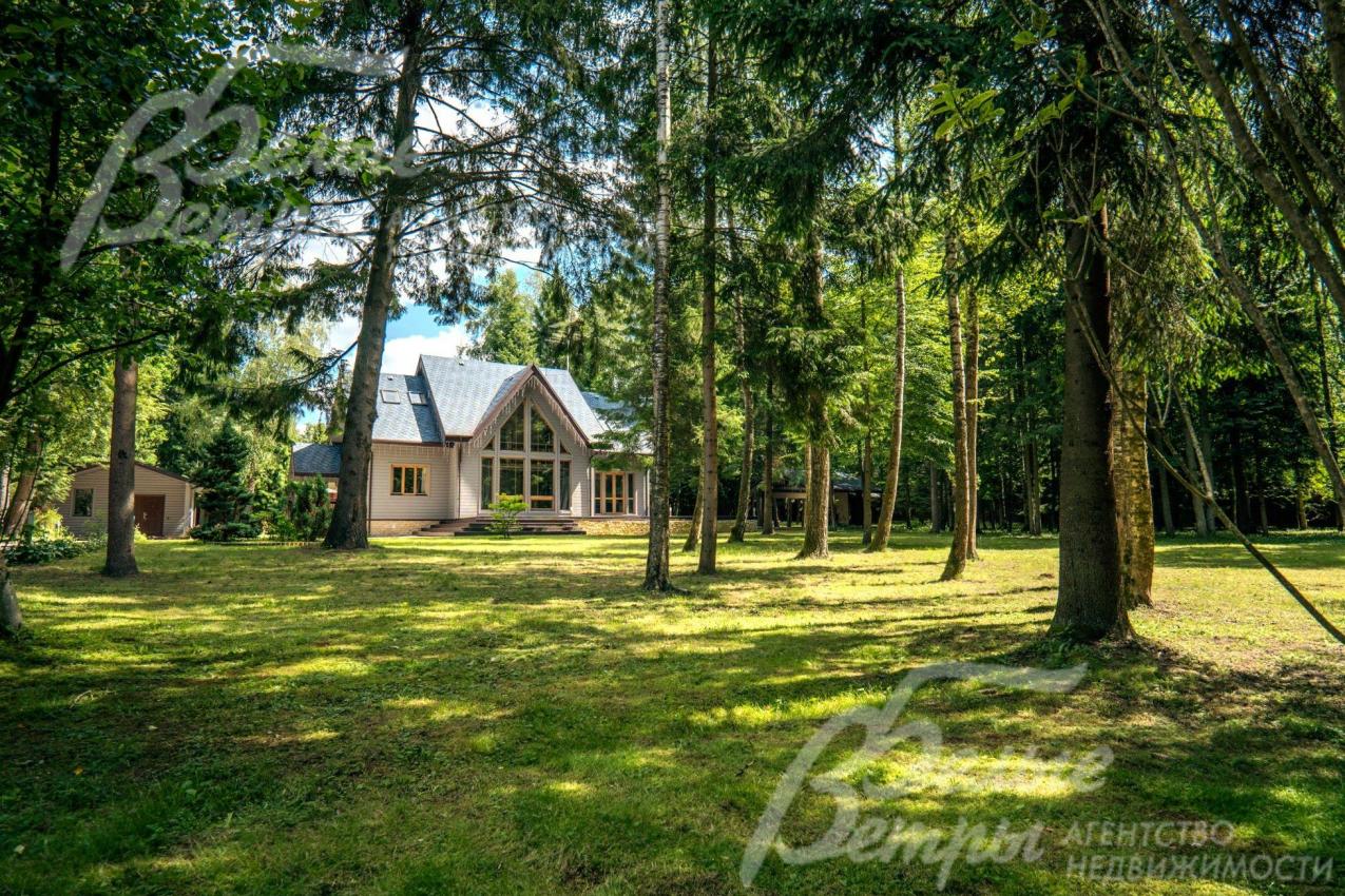 Участок находится в живописном тихом месте вдали от шумных дорог