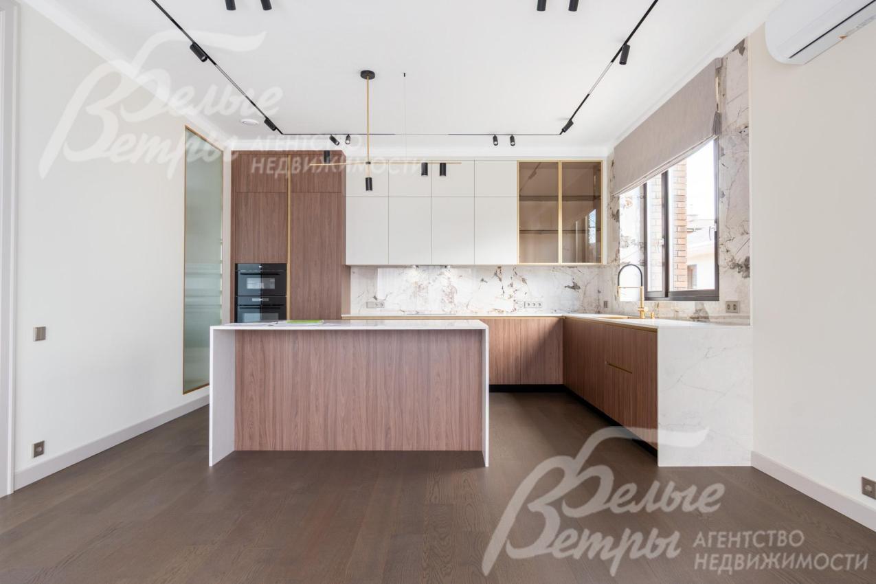 установлен кухонный гарнитур со встроенной техникой