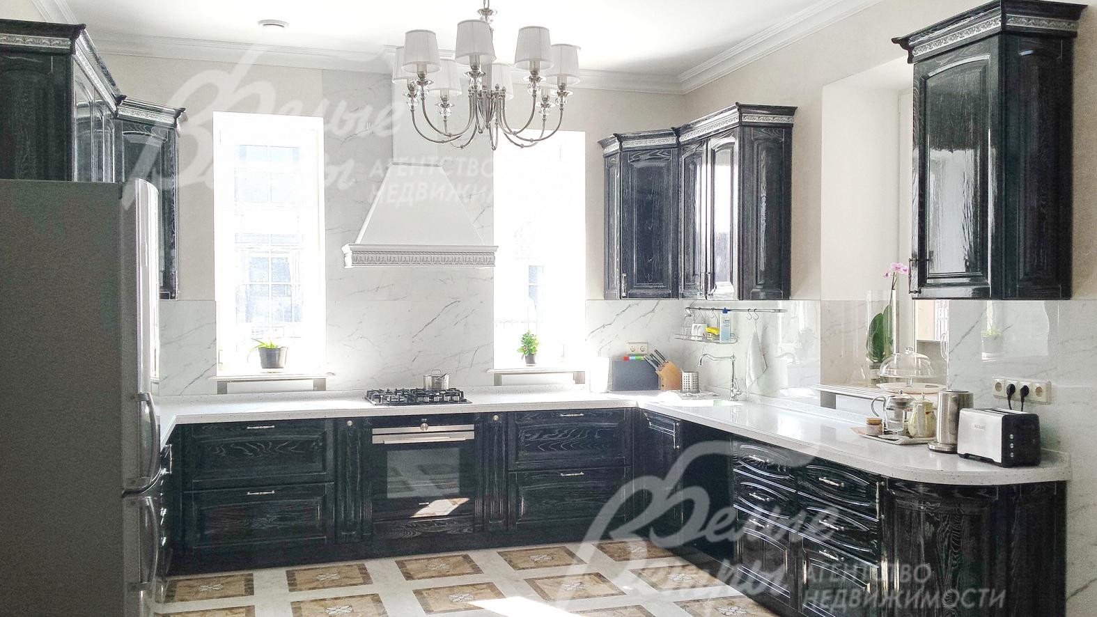 Черная глянцевая кухня из массива производства Италии