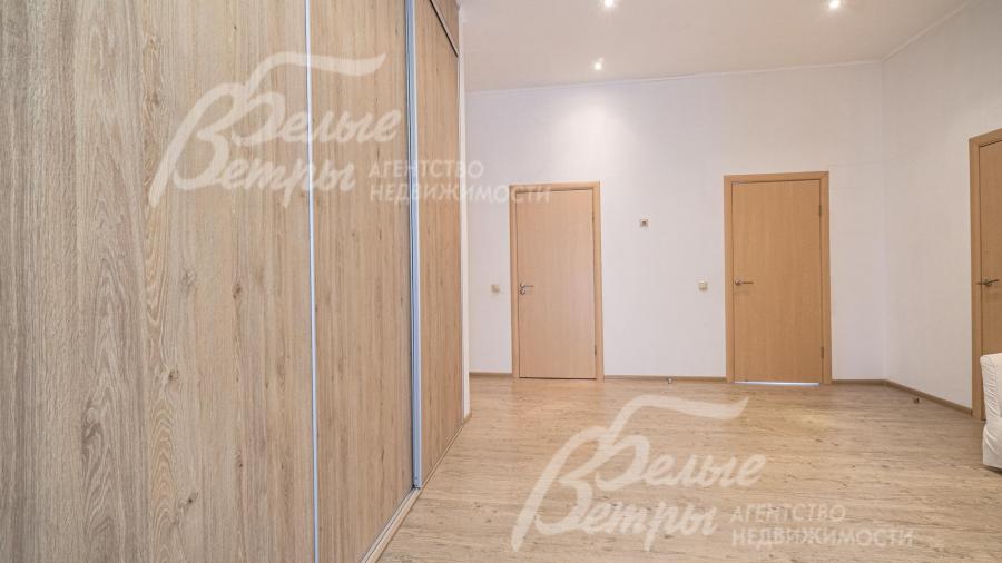 Холл второго этажа с большой гардеробной