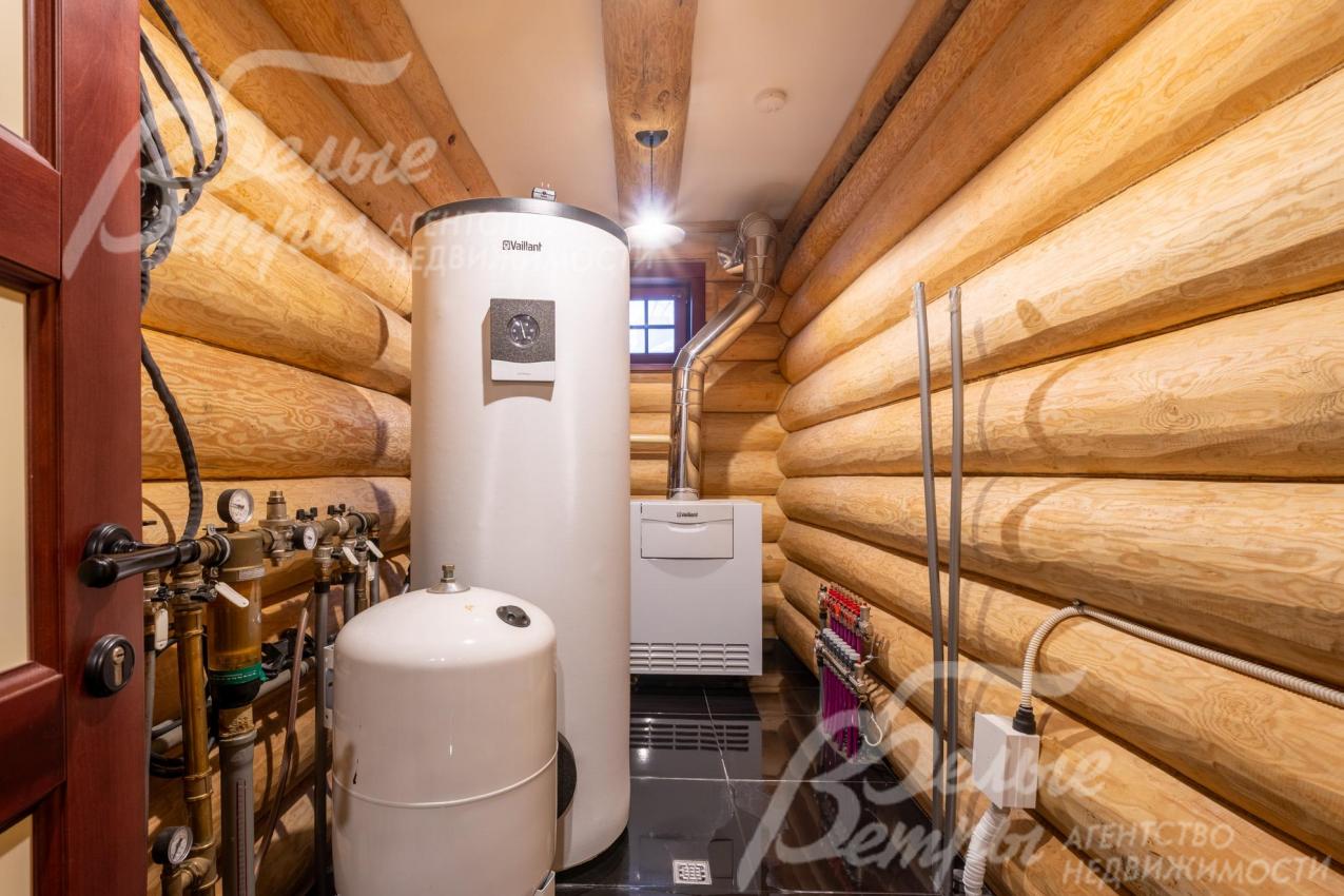 Котельная на 1-м этаже дома. Система отопления – на базе напольного котла газового Valliant (Германия)