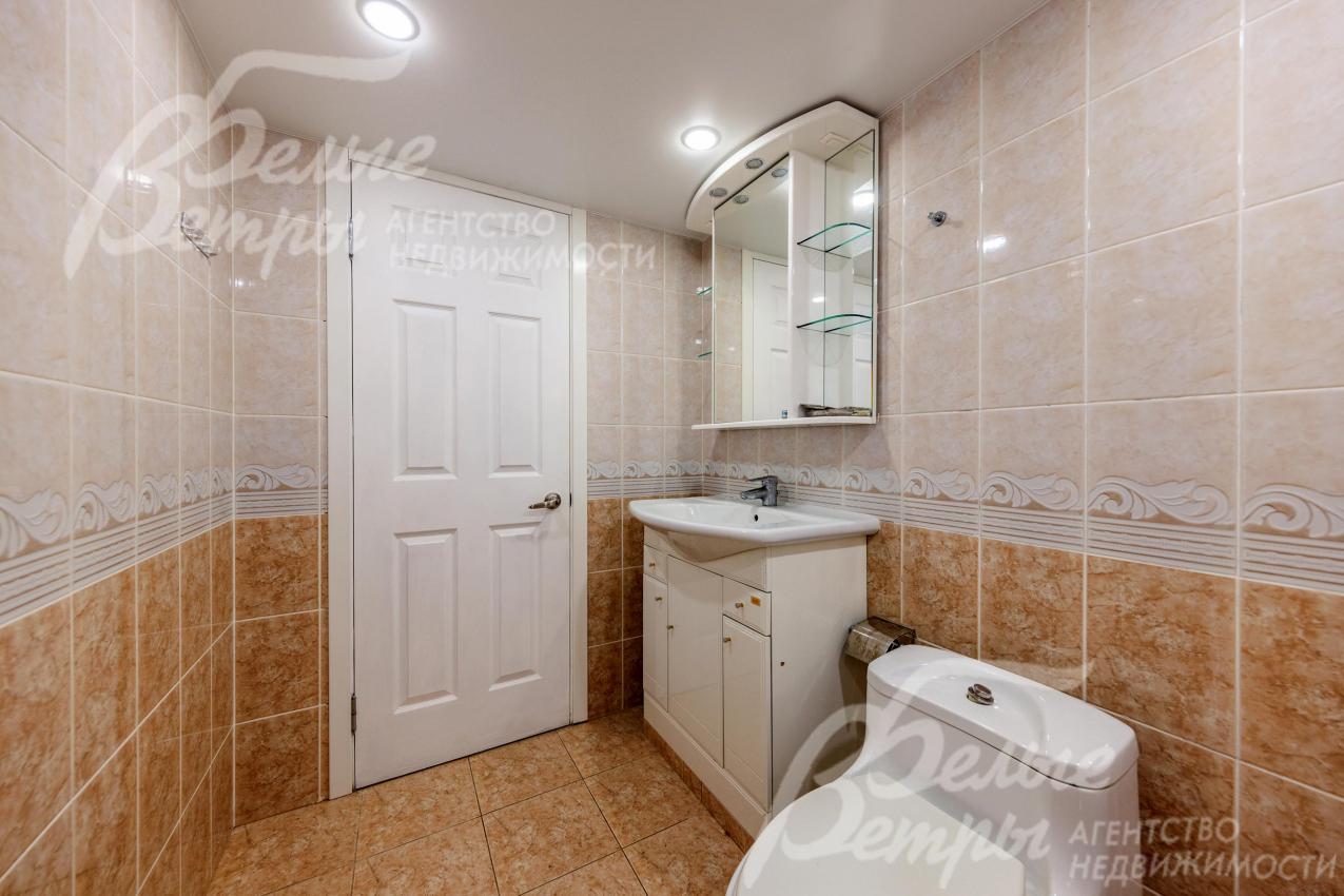 Санузел на цокольном этаже рядом с комнатой персонала