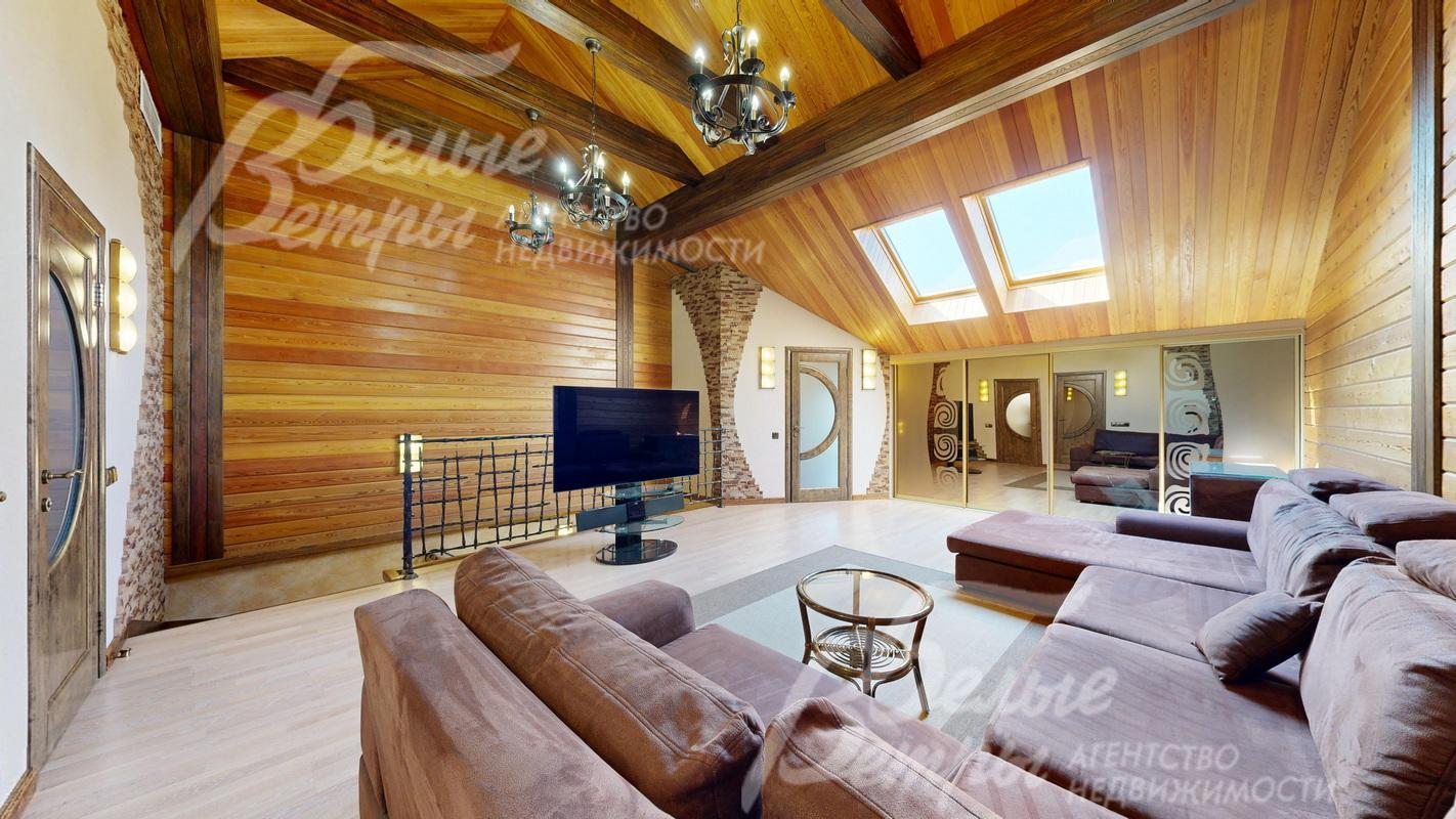 Мансарда отделана деревом