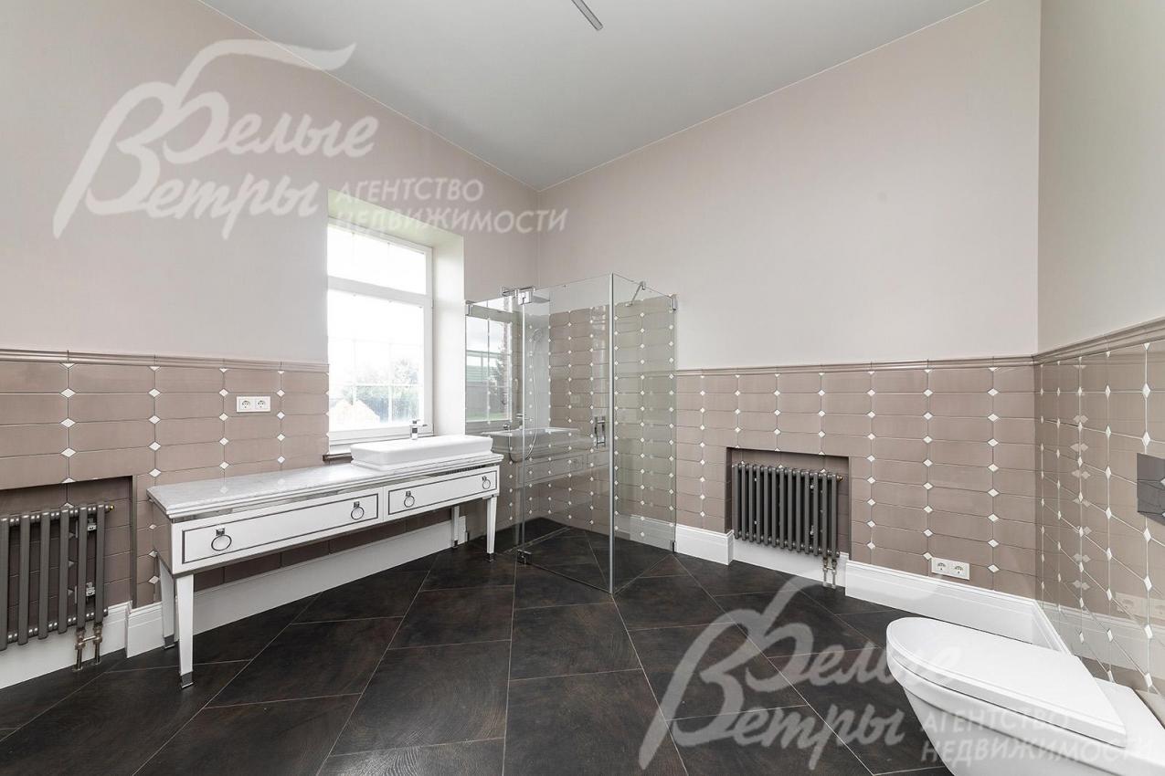 Санузел с душем на первом этаже