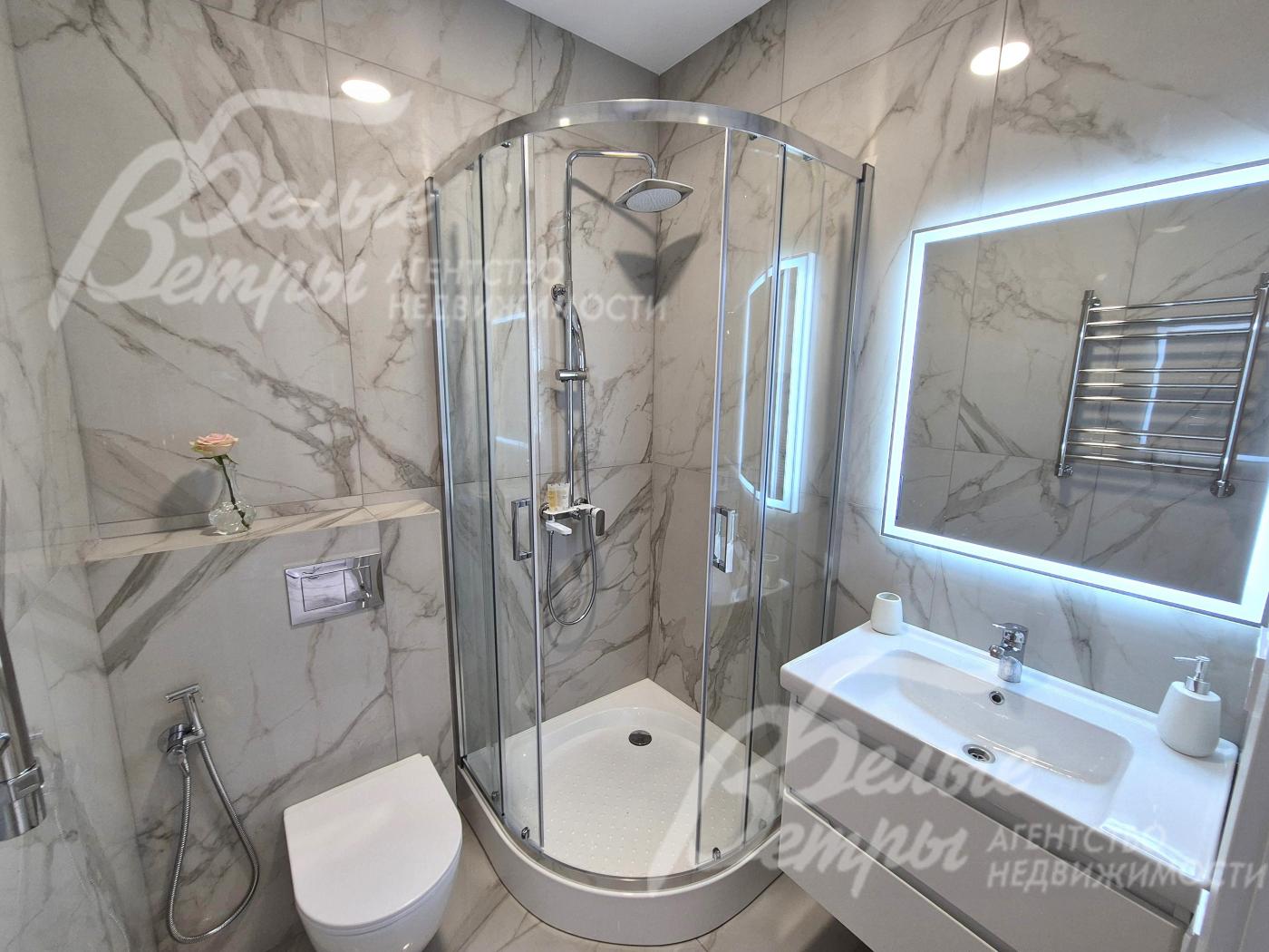 Санузел с душевой на 1-ом этаже.