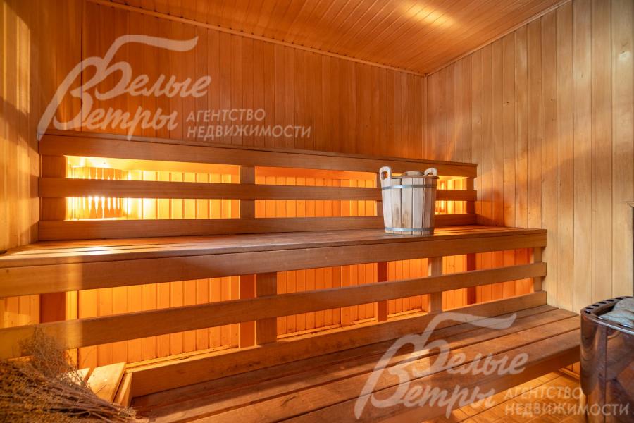 Парная отделана липой (полки – абаш), с электрической печью HARVIA