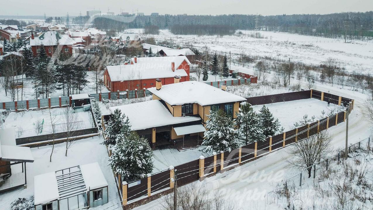 Кирпичный дом на участке площадью 10 соток в охраняемом коттеджном поселке Картмазово