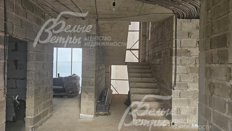 Внутри – монолитные бетонные полы и потолки, смонтирована железобетонная лестница