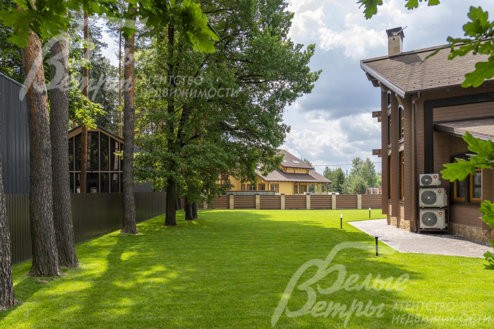 Часть участка граничит с лесом, можно сделать собственный выход