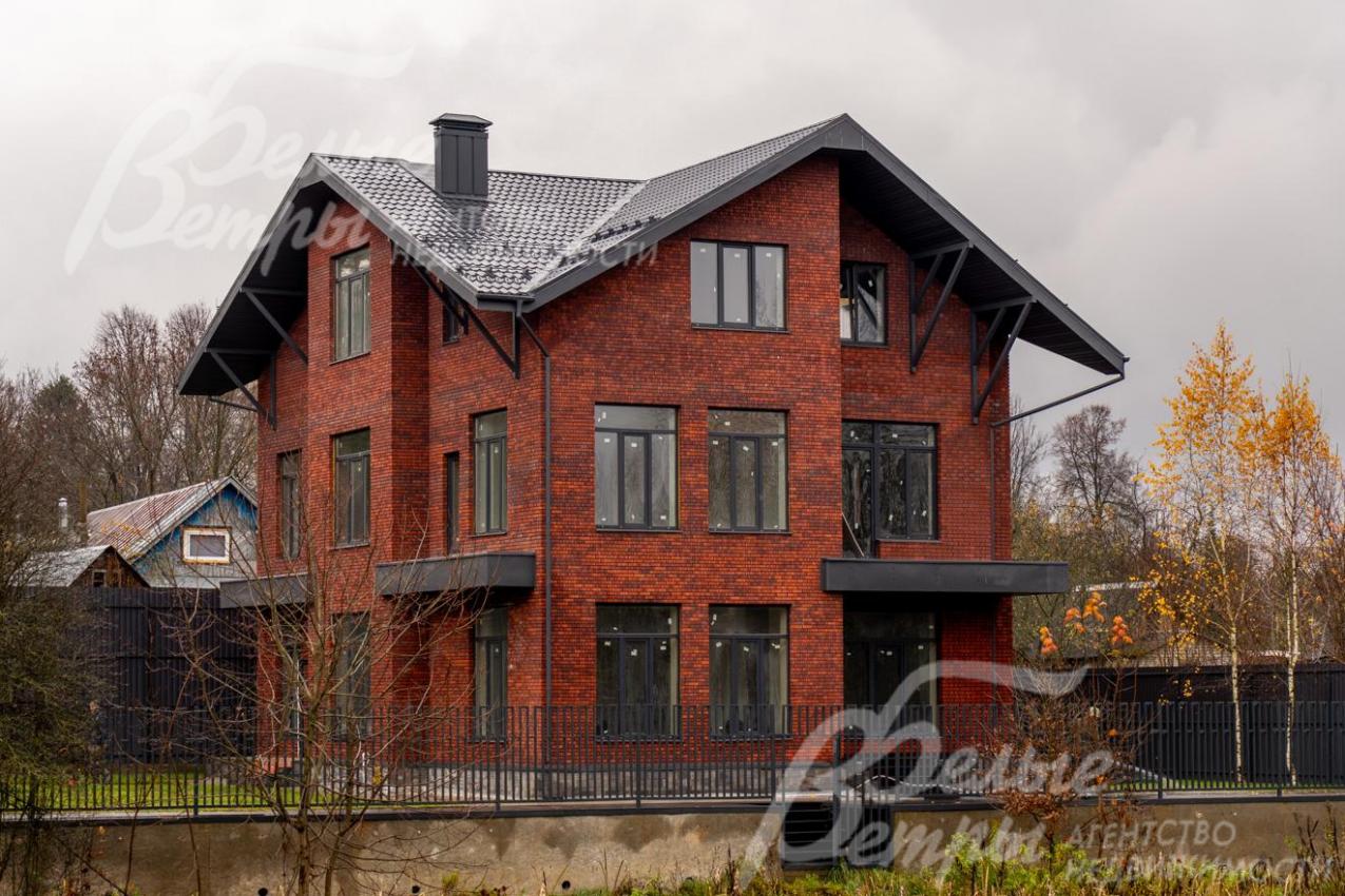 В планировке дома - терраса на первом этаже и 3 балкона на втором этаже