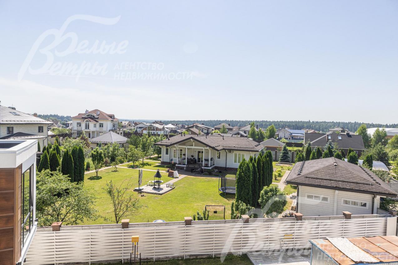 Вид из окон дома на коттеджный посёлок