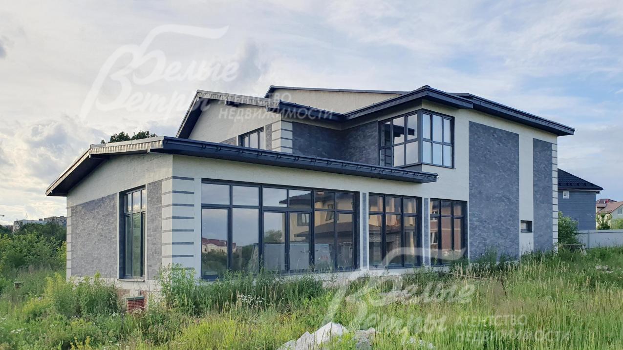 Внешние стены облицованы декоративным кирпичом из искусственного камня