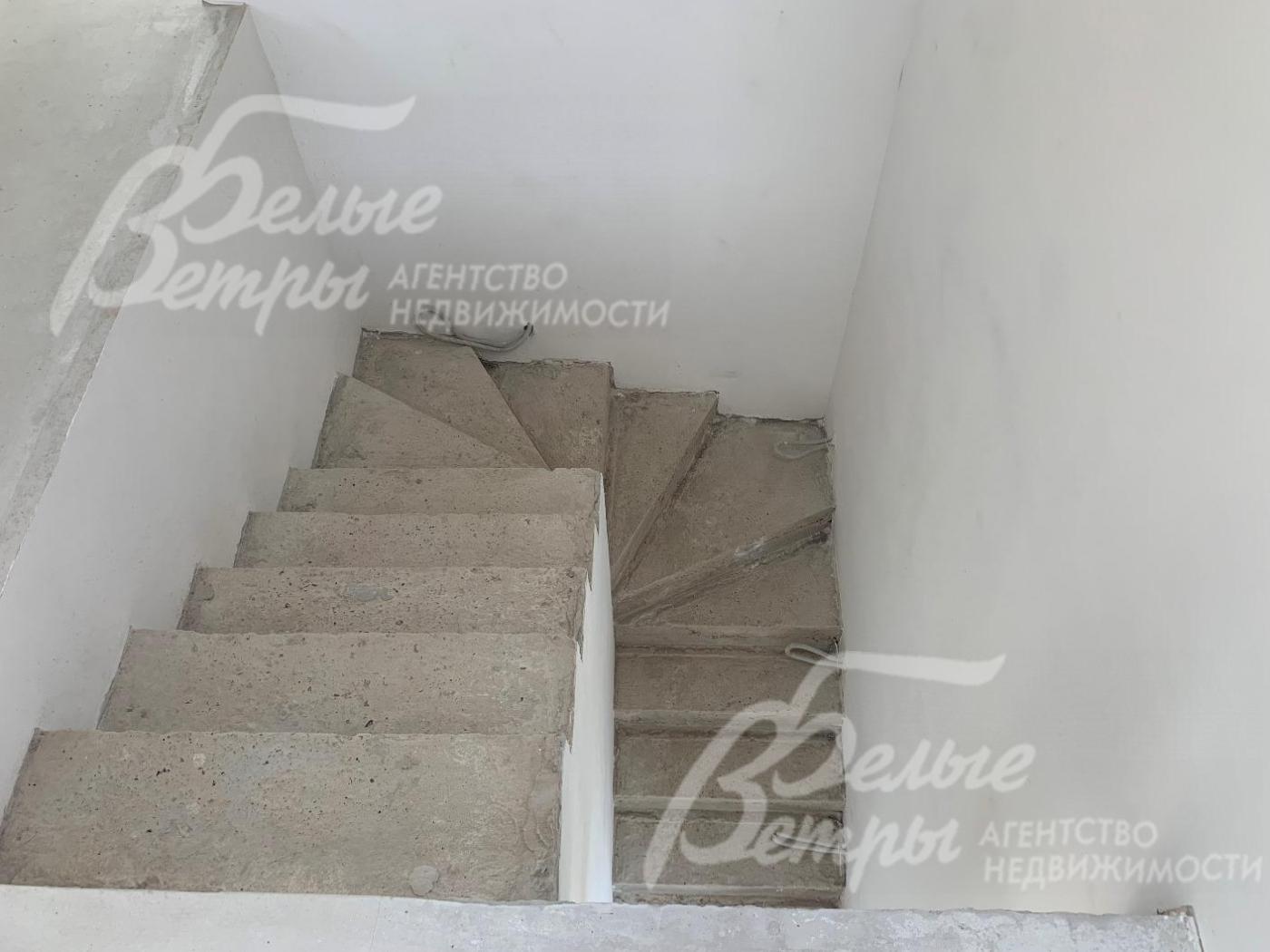 Лестница на монолитном основании шириной 96 см