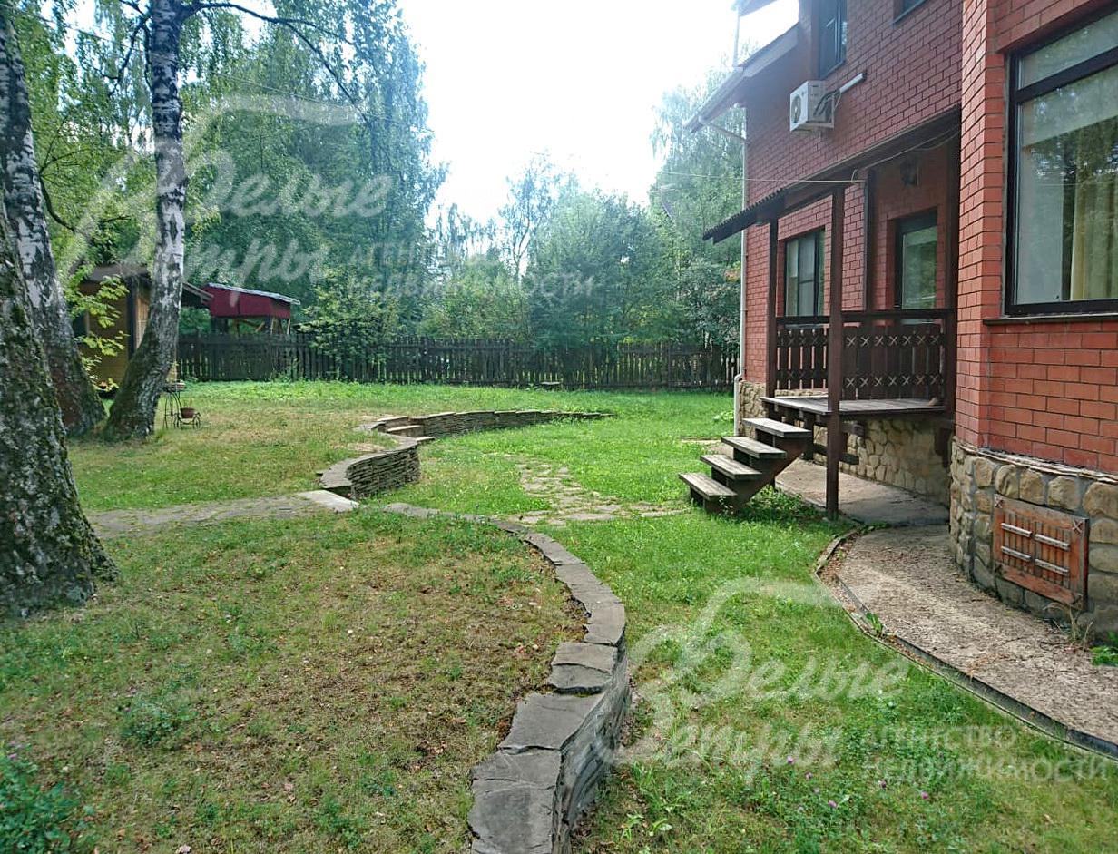 На участке взрослые деревья