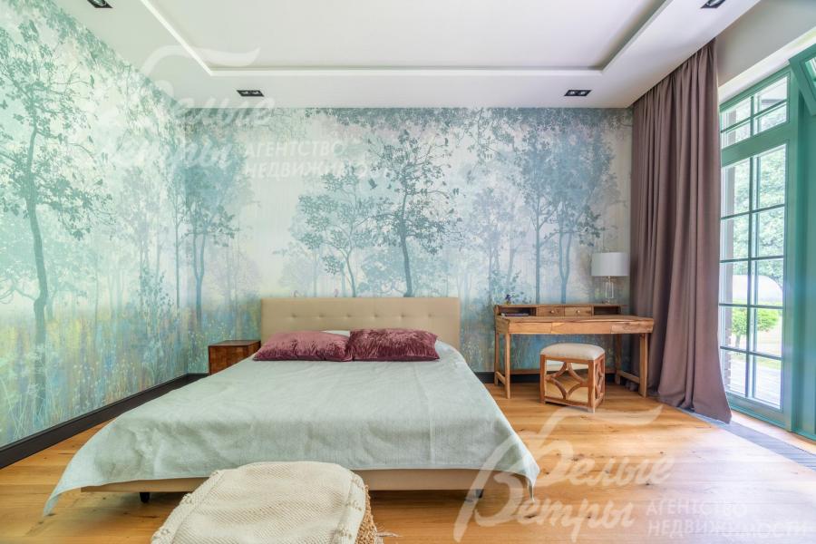 Мастер-спальня - со спальным гарнитуром, на стенах бесшовные обои "Affresco"