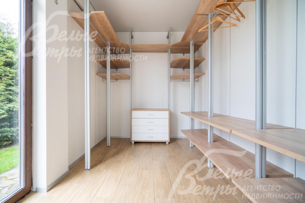 Большая светлая гардеробная при входе