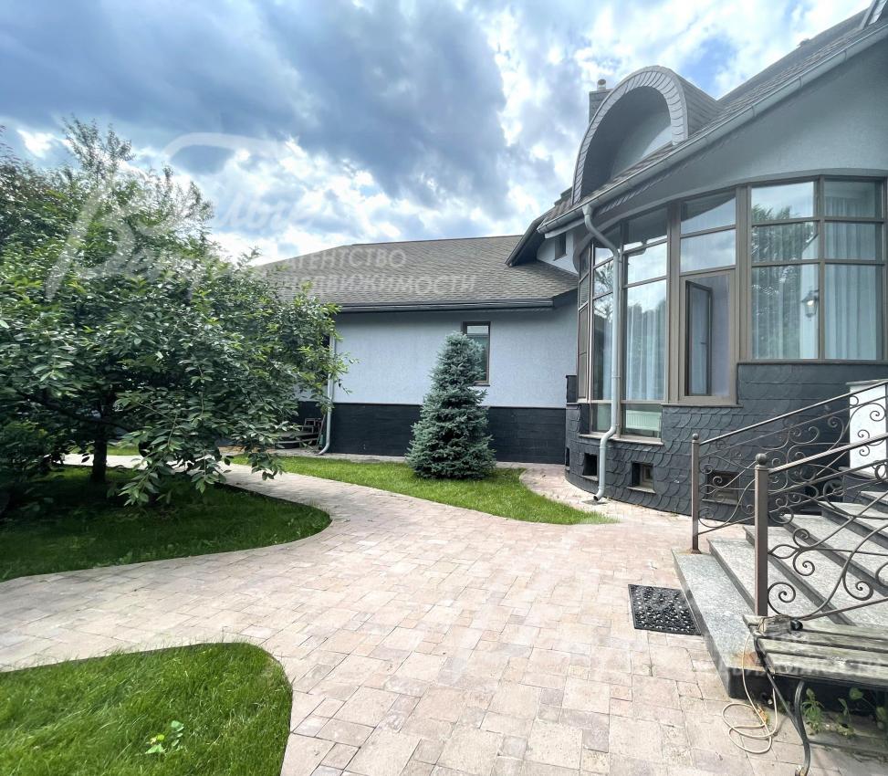 Входная группа - крыльцо с кованным ограждением