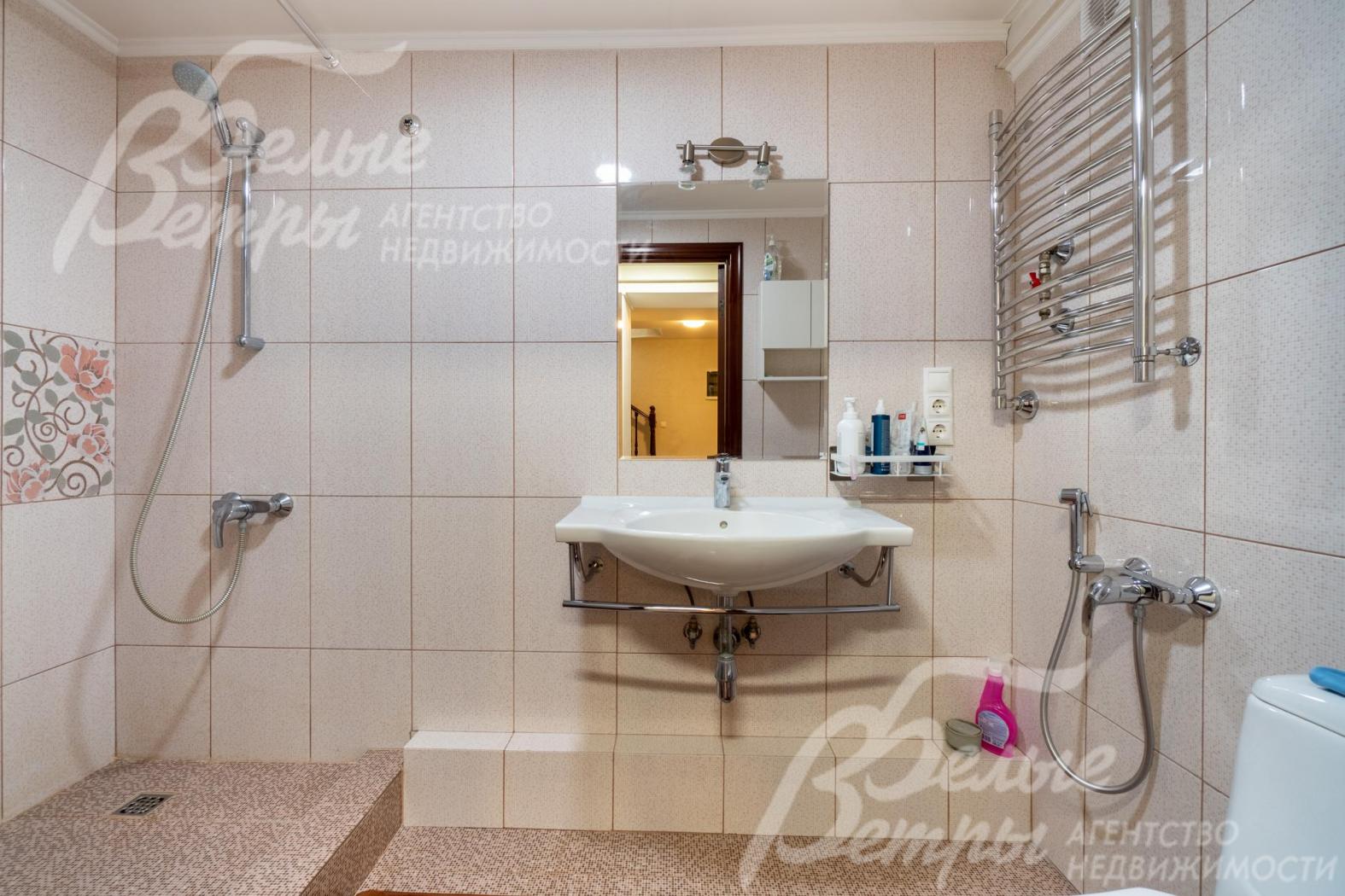 Все санузлы полностью укомплектованы сантехникой