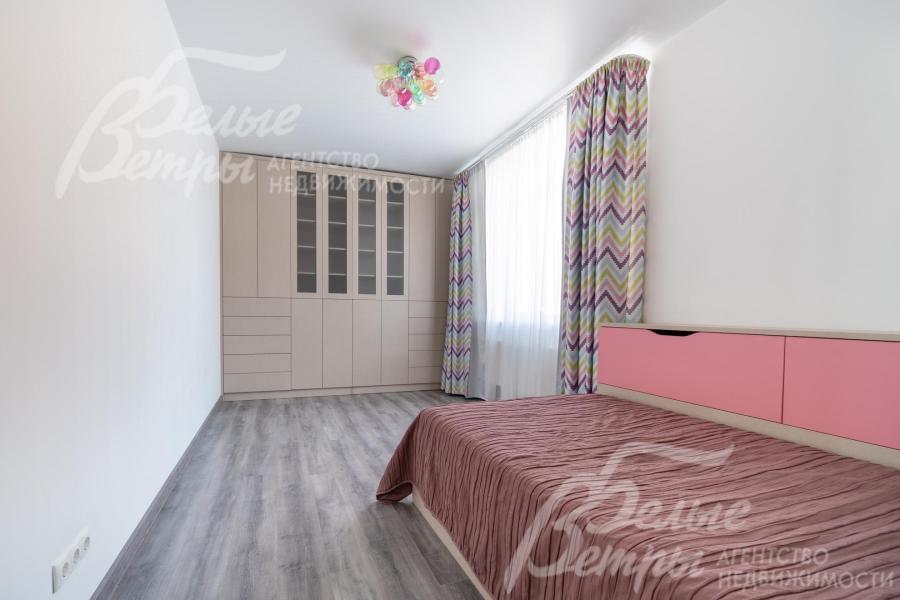 Одна из спален на втором этаже - отлично подходит для детской. Изголовье и одна из сторон кровати окружены закрытыми полками-шкафами