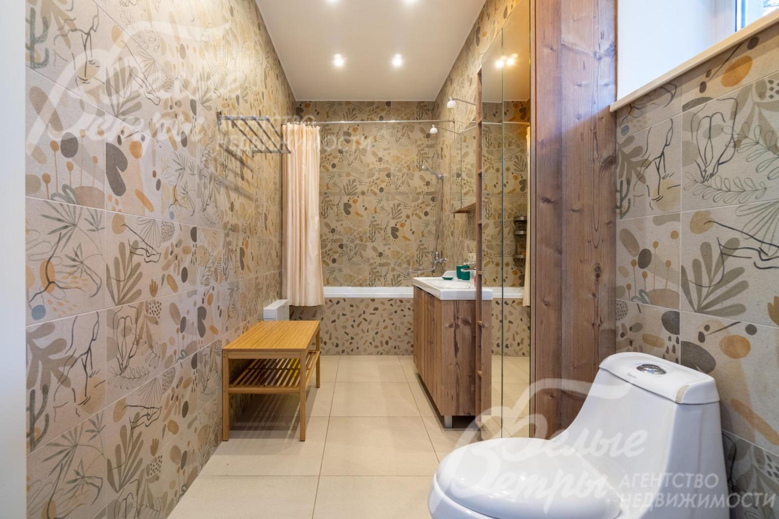 Санузел при мастер-спальне - с ванной и биде, оформлен итальянской плиткой