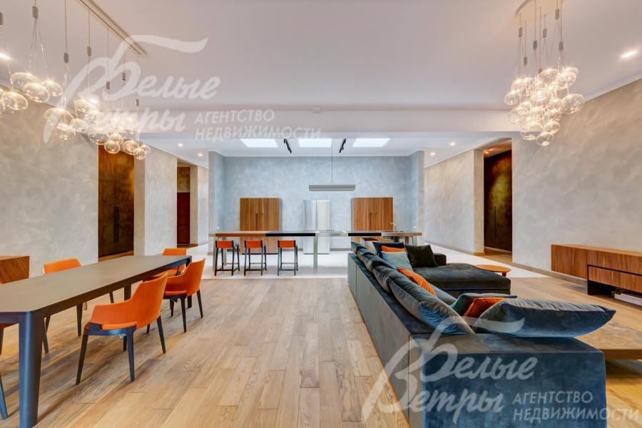 На полу массивная доска из американского ореха и ясеня