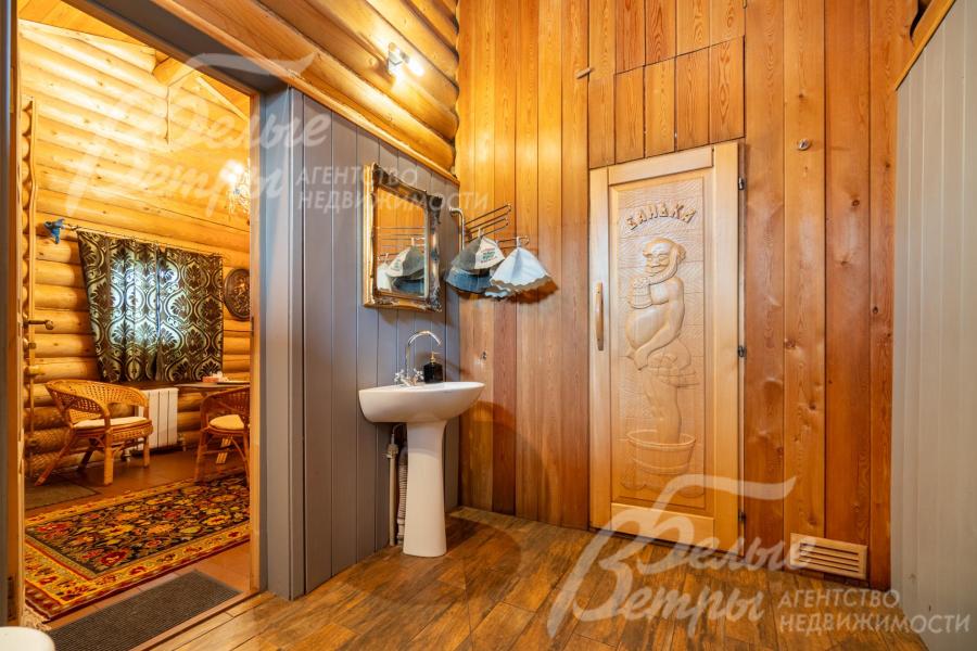 Перед парной находится предбанник с раковиной и душевой