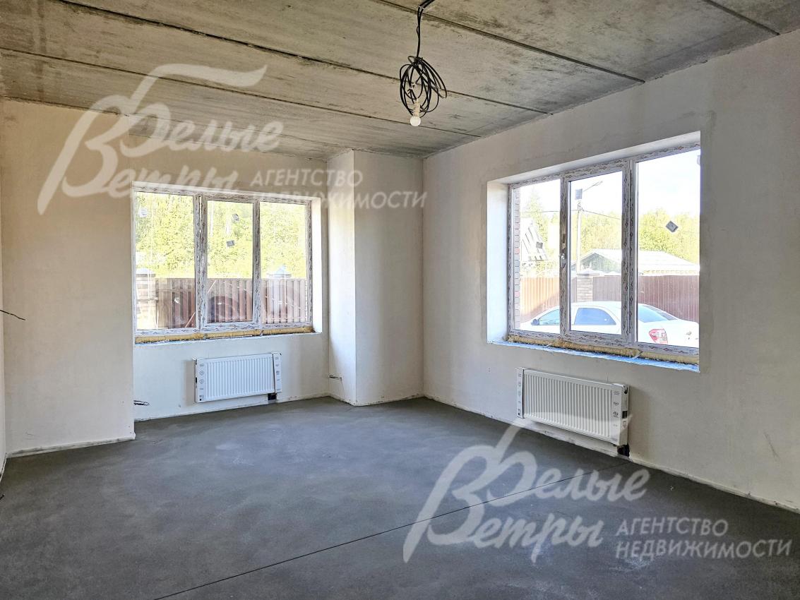 Стены оштукатурены и зашпаклёваны, установлены радиаторы и стеклопакеты