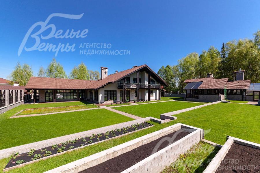 Участок правильной формы с уклоном, реализованным в виде нескольких горизонтальных уровней-площадок