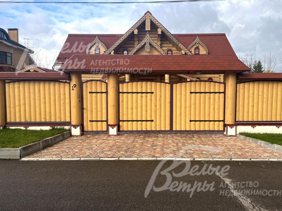 Территория по фасаду огорожена эксклюзивным деревянным забором из сосны в технике блок-хаус