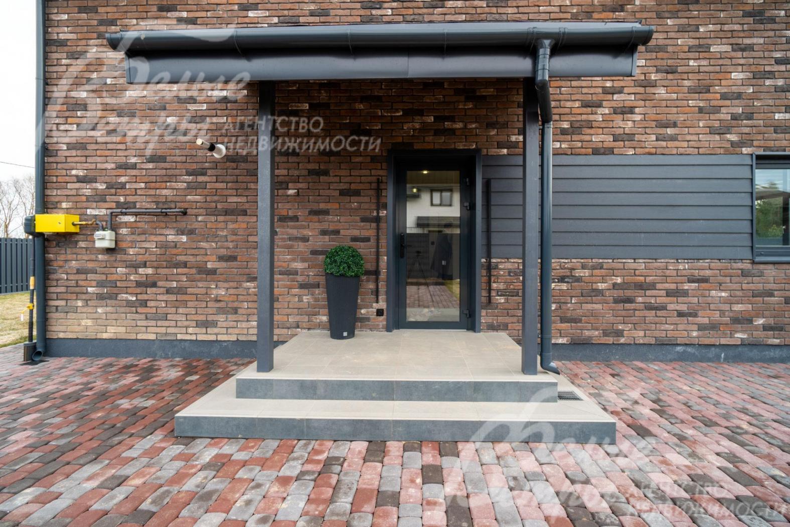 Входная дверь имеет подсветку по бокам, с электронным замком