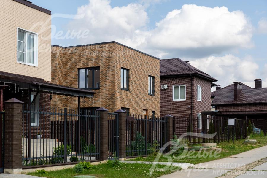 Дом находится в охраняемом коттеджном посёлке: в нескольких минутах езды на автомобиле - городская инфраструктура