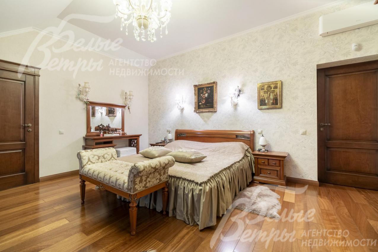 Дизайн интерьера мастер-спальни выполнен в благородных традициях классического дизайна