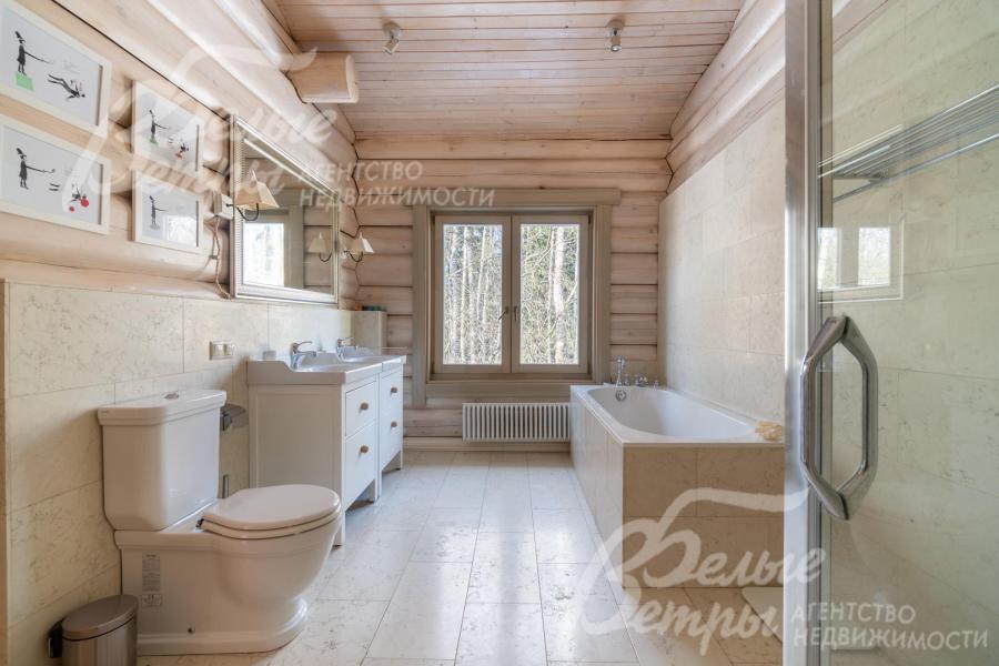 Общий санузел с ванной и душем на 2-м этаже