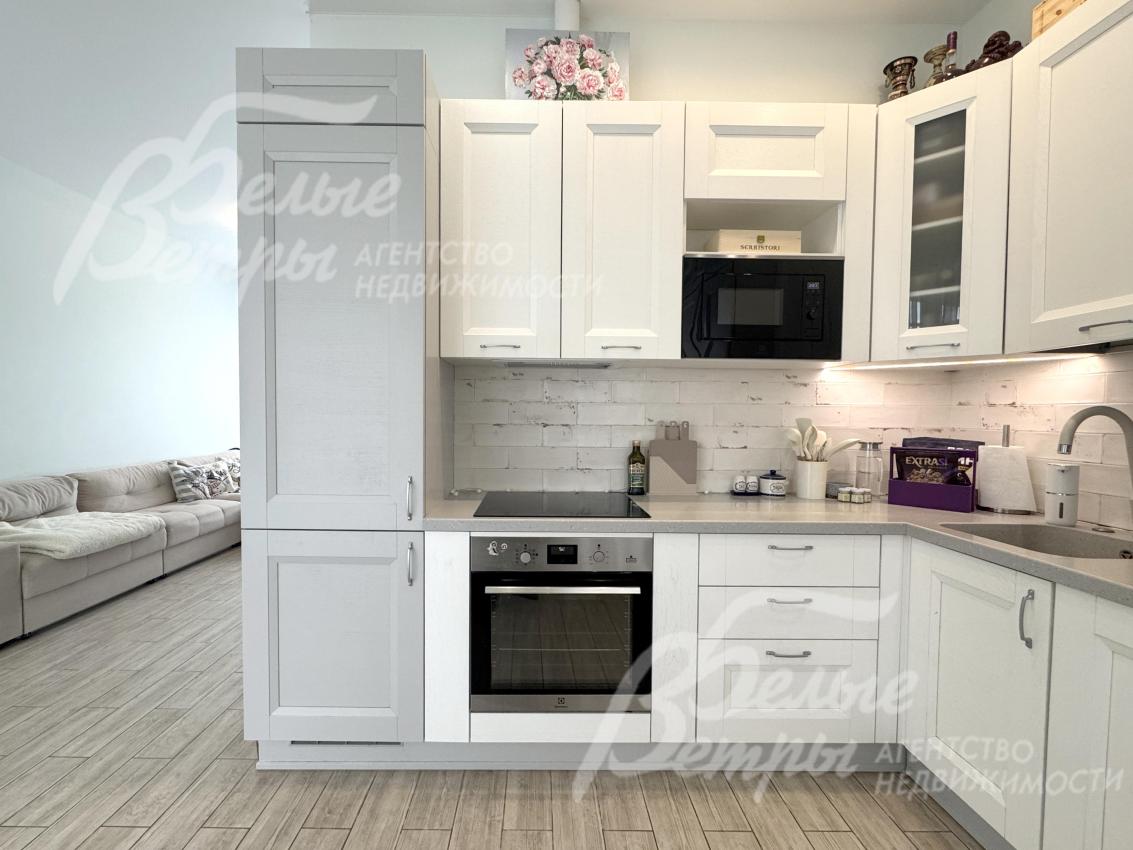 На кухне установлен гарнитур марки «Мария» из натурального дерева со встроенной техникой Electrolux