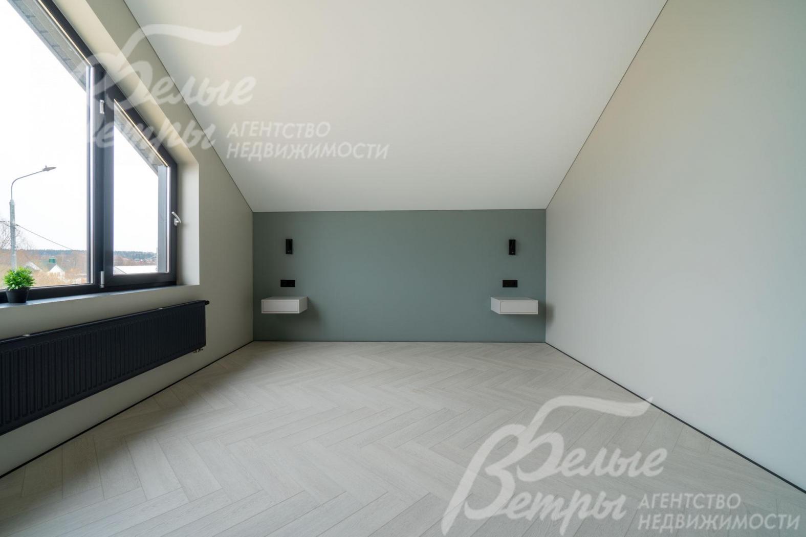 В спальнях – прикроватные тумбы