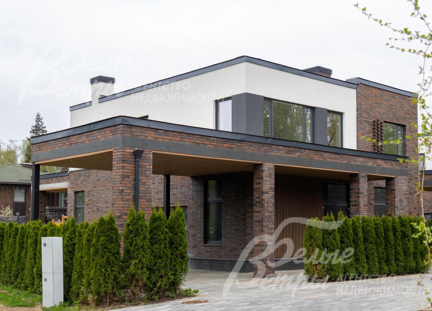 Новый дом в духе трендовой современной архитектуры