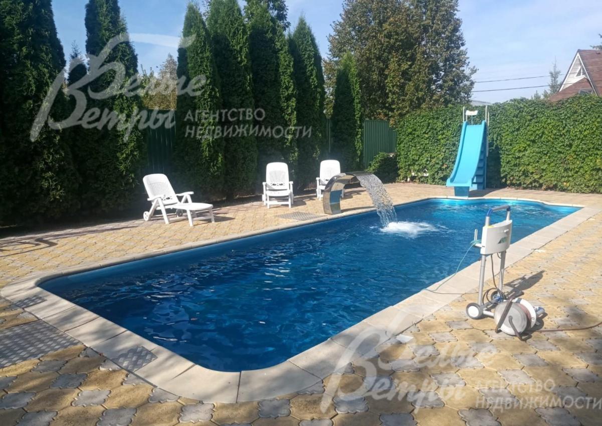 Открытый подогреваемый бассейн длиной 11 м 