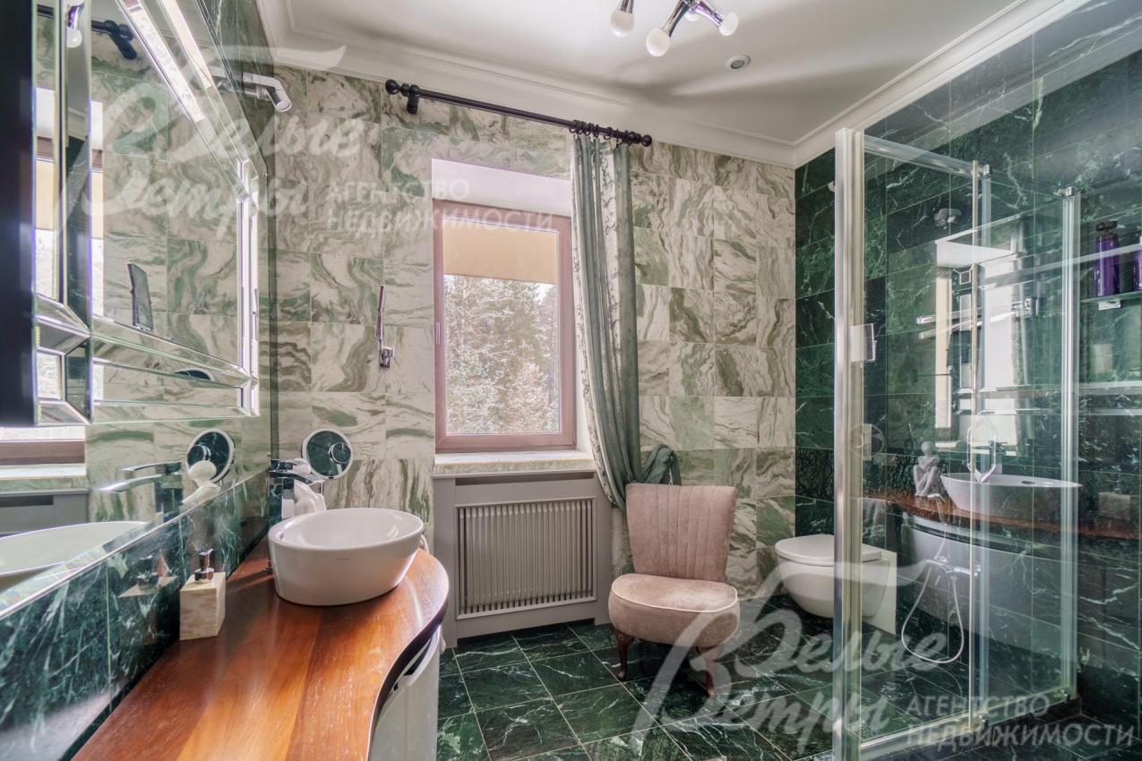 В санузле при Главной мастер-спальне в отделке сочетание мрамора Venezia Green и India Green (светлый с зелеными прожилками и зеленый).