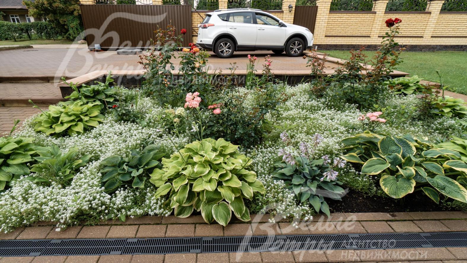 Облагороженный участок с цветниками 