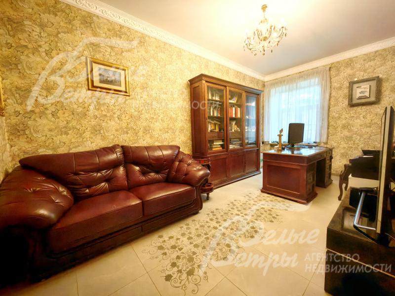 Кабинет на 1ом этаже с уютным кожаным диваном и шкафом из массива дерева.