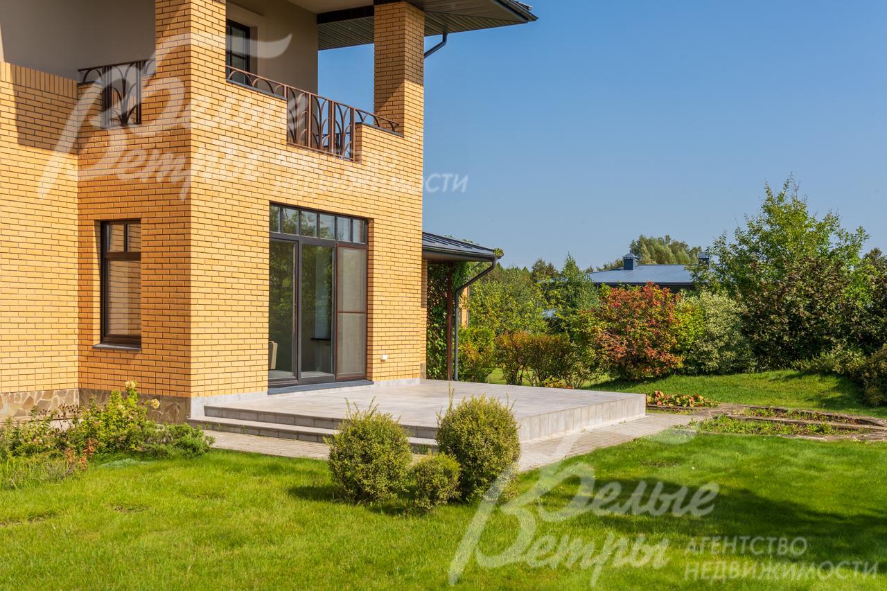 Открытая терраса с выходом из гостиной