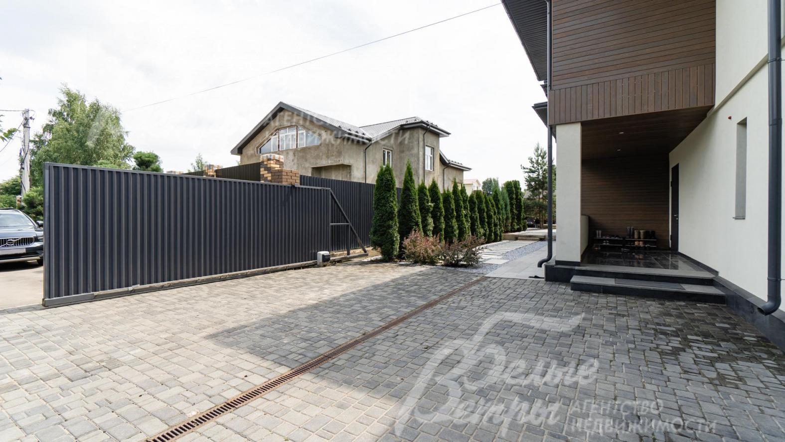 Участок по периметру огорожен забором