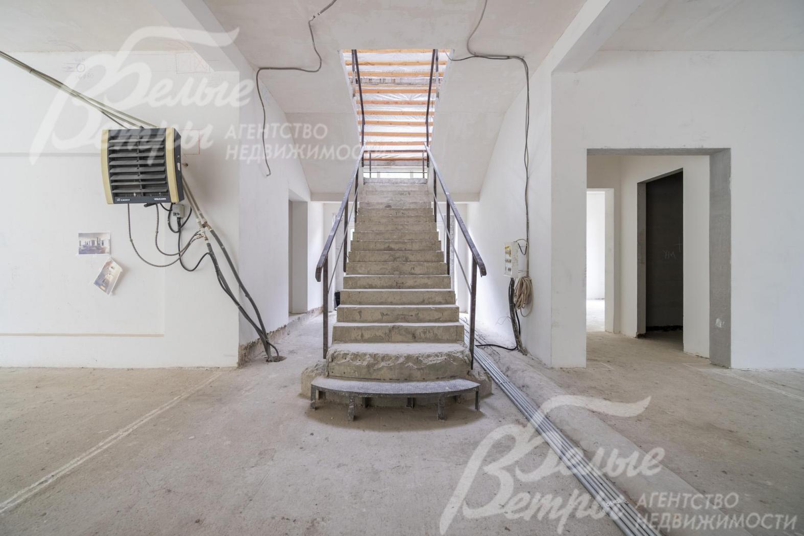 На второй этаж ведёт лестница на железобетонном основании